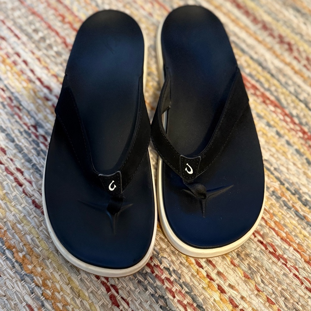 Size 10 ~ Navy OluKai flip flops 🤍
